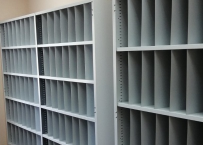 Металлический стеллаж с ячейками под журналы учета