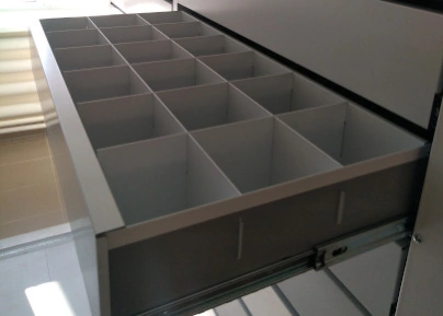 Металлические стеллажи с выдвижными ящиками с разделителями