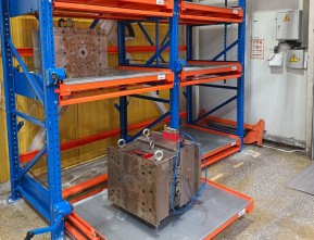 Стеллажи с выдвижными платформами для хранения литьевых форм