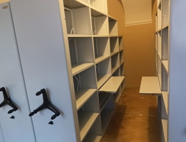 Разноуровневые передвижные стеллажи для музея