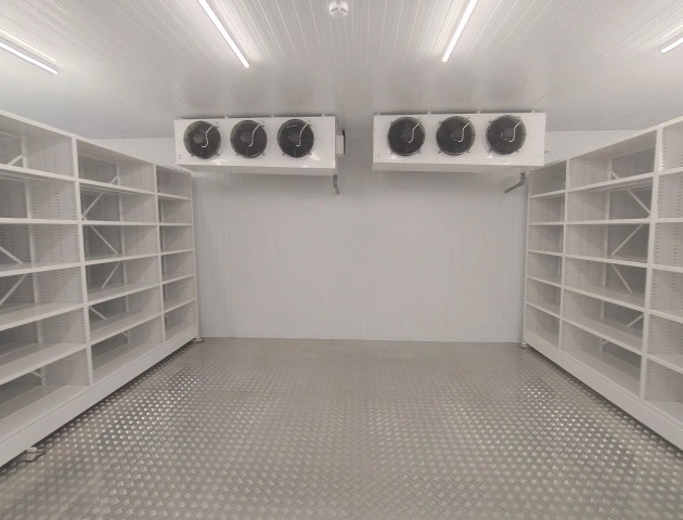 мобильные стеллажи в помещении с конструктивными особенностями