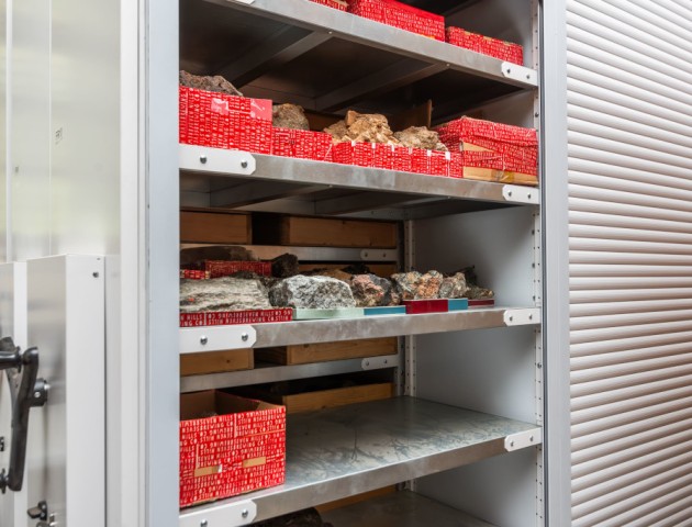 Стеллажи для ценных образцов камней