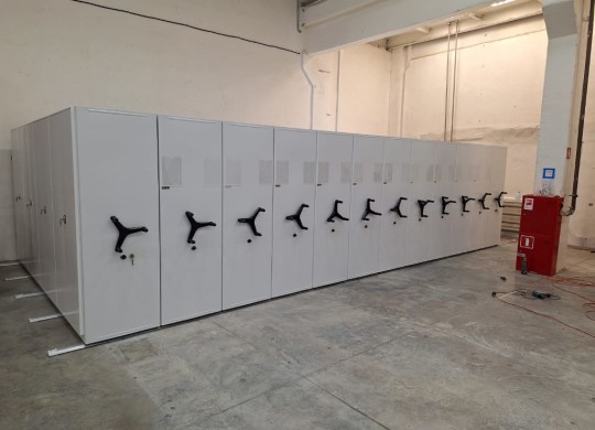 Блокирующий замок на крайних стеллажах